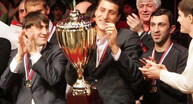 Капитану клуба "Анжи" Расиму Тагирбекову (в центре) вручен Кубок чемпионов страны в первом дивизионе. Махачкала, 19 декабря 2009 г. Фото с сайта http://nv-daily.livejournal.com