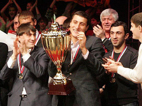 Капитану клуба "Анжи" Расиму Тагирбекову (в центре) вручен Кубок чемпионов страны в первом дивизионе. Махачкала, 19 декабря 2009 г. Фото с сайта http://nv-daily.livejournal.com