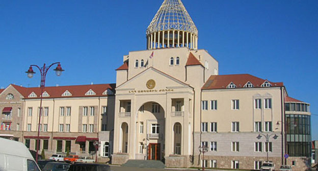 Здание Национального собрания Нагорно-Карабахской Республики в Степанакерте. Фото "Кавказского Узла"