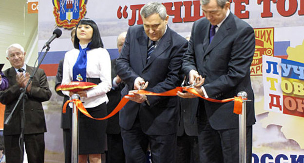 Замгубернатора Александр Носков и директор ФГУП "Ростовский центр стандартизации и метрологии" Александр Красавин (справа) открывают выставку "Лучшие товары Дона". Ростов-на-Дону, 25 ноября 2009 года. Фото "Кавказского Узла"