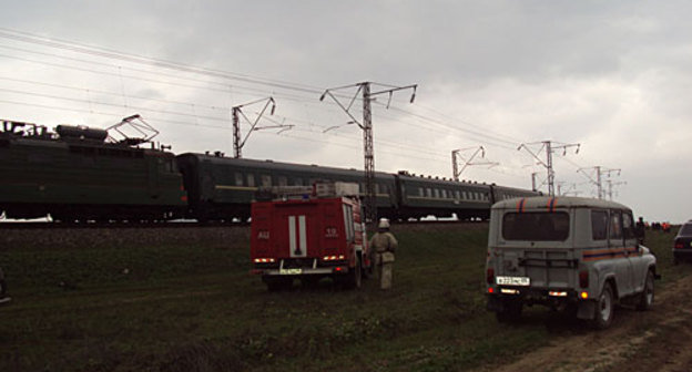 На месте подрыва поезда "Тюмень-Баку", 30 ноября 2009 года. Фото пресс-службы МЧС Дагестана