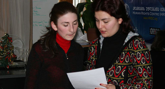Сотрудники правозащитной организации "Центр по правам человека" (Анна Нацвлишвили справа). Грузия, Тбилиси. Фото "Кавказского Узла"