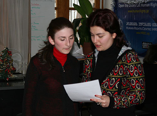 Сотрудники правозащитной организации "Центр по правам человека" (Анна Нацвлишвили справа). Грузия, Тбилиси. Фото "Кавказского Узла"