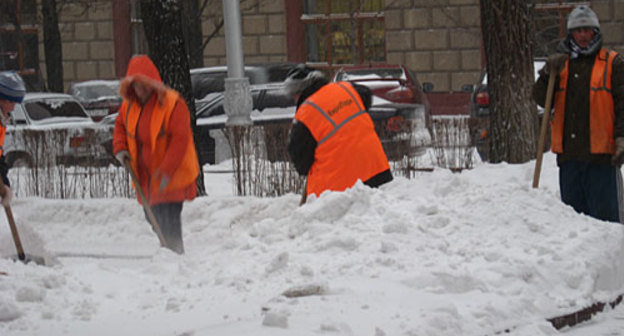 Работу дворникам осложняет дождь. Волгоград, 21 декабря 2009 года. Фото "Кавказского Узла"