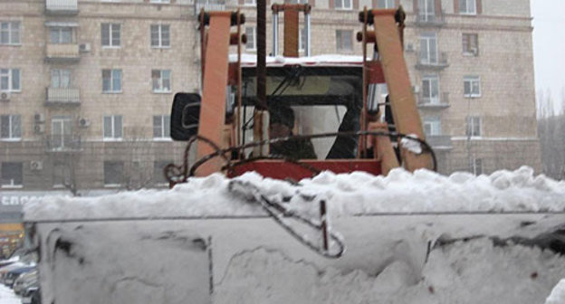 Уборка снега с дорог Волгоградской области, 21 декабря 2009 года. Фото "Кавказского Узла"