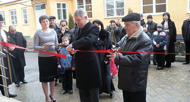 Северная Осетия, с. Хумалаг. Церемония открытия новой школы. Красную ленточку разрезают заслуженный учитель России Владимир Туаев (справа) и Председатель Правительства Северной Осетии Николай Хлынцов(в центре). Фото "Кавказского Узла"