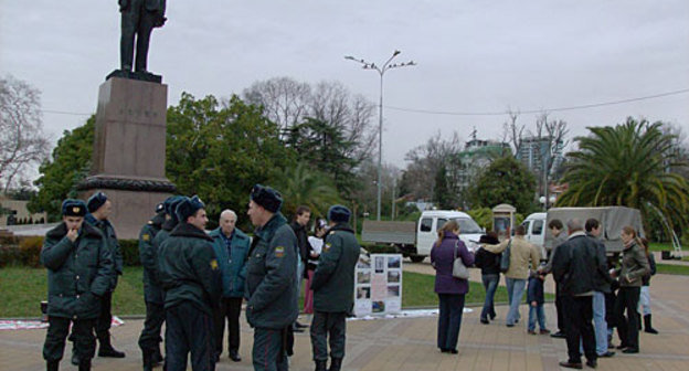 Пикет в защиту природы Утриша в городе Сочи, 26 декабря 2009 года. Фото "Кавказского Узла"