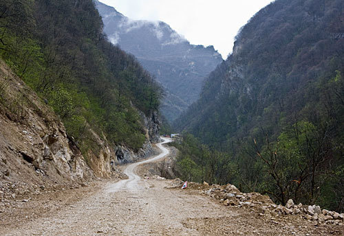 В горном ущелье прокладывается дорога к будущему туристическому комплексу "Дигория". Фото "Кавказского Узла"