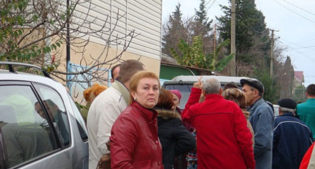 Жители Имеретинской бухты, 26 декабря 2009 года. Фото "Кавказского Узла"