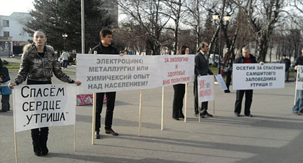 Пикет против выбросов в атмосферу завода "Электроцинк" и в защиту Утриша. Владикавказ, площадь Победы, 26 декабря 2009 года. Фото "Кавказского Узла"
