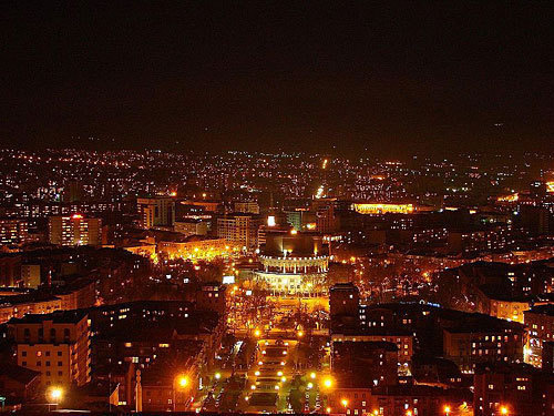 Ночной вид центра Еревана, Армения. Фото с сайта http://ru.wikipedia.org