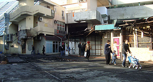 После пожара в районе четвертого блока Торговой галереи в Сочи, 31 декабря 2009 года. Фото "Кавказского Узла"