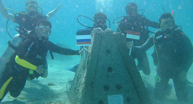 Установка рифа на дне Красного моря. Ноябрь 2009. Автор фото Сергей Котеньков Установка рифа на дне Красного моря. Ноябрь 2009. Автор фото Сергей Котеньков