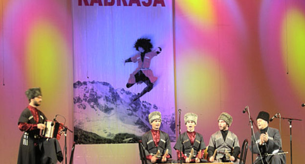 Фольклорно-этнографический ансамбль аутентичного песнопения и инструментальной музыки "Жъыу"из Адыгеи. Фестиваль "Многоголосие Кавказа", Сочи. Фото "Кавказского Узла"