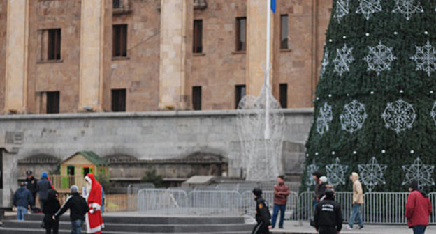 Тбилиси, проспект Руставели, здание парламента Грузии. Декабрь 2009 года. Фото "Кавказского Узла"