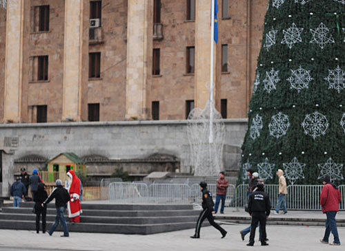 Тбилиси, проспект Руставели, здание парламента Грузии. Декабрь 2009 года. Фото "Кавказского Узла"