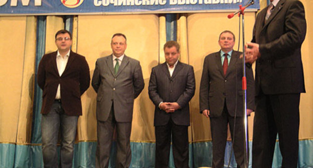 Гости выставки "Курорты и туризм-2010" (слева направо): Дмитрий Никифоров, руководитель департамента комплексного развития курортов и туризма Краснодарского края, Юрий Барзыкин, вице-президент РСТ (Российский Союз Туриндустрии), председатель Комитета по предпринимательству в сфере туристической, курортно-рекреационной и гостиничной деятельности ТПП РФ, Владимир Жидких, Член Совета Федерации РФ, председатель Комиссии по делам молодёжи, спорта и туризма, Анатолий Пахомов, мэр г.Сочи, Николай Стороженко, президент национальной курортной ассоциации. Фото "Кавказского Узла"
