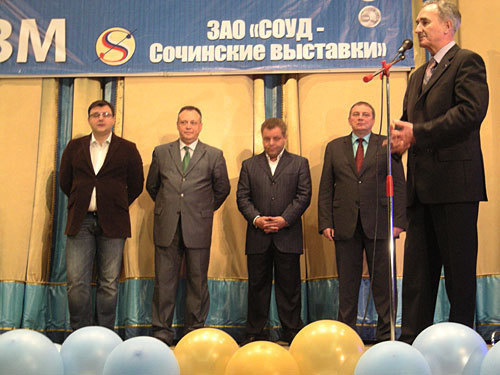 Гости выставки "Курорты и туризм-2010" (слева направо): Дмитрий Никифоров, руководитель департамента комплексного развития курортов и туризма Краснодарского края, Юрий Барзыкин, вице-президент РСТ (Российский Союз Туриндустрии), председатель Комитета по предпринимательству в сфере туристической, курортно-рекреационной и гостиничной деятельности ТПП РФ, Владимир Жидких, Член Совета Федерации РФ, председатель Комиссии по делам молодёжи, спорта и туризма, Анатолий Пахомов, мэр г.Сочи, Николай Стороженко, президент национальной курортной ассоциации. Фото "Кавказского Узла"
Гости выставки "Курорты и туризм-2010" (слева направо): Дмитрий Никифоров, руководитель департамента комплексного развития курортов и туризма Краснодарского края, Юрий Барзыкин, вице-президент РСТ (Российский Союз Туриндустрии), председатель Комитета по предпринимательству в сфере туристической, курортно-рекреационной и гостиничной деятельности ТПП РФ, Владимир Жидких, Член Совета Федерации РФ, председатель Комиссии по делам молодёжи, спорта и туризма, Анатолий Пахомов, мэр г.Сочи, Николай Стороженко, президент национальной курортной ассоциации. Фото "Кавказского Узла"