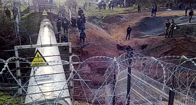 Последствия взрыва на газопроводе "Моздок-Казимагомед" в Дагестане 12 января 2010 г. Фото пресс-службы МЧС Дагестана