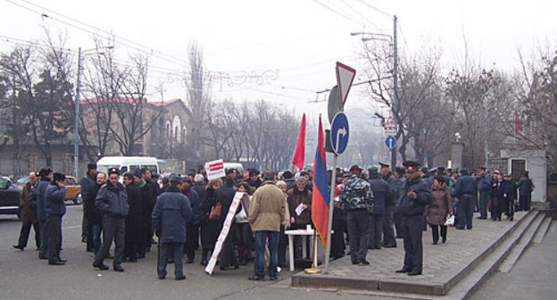 Акция протеста перед зданием КС, организованная АРФД, 12 января 2010 года. Фото "Кавказского Узла"