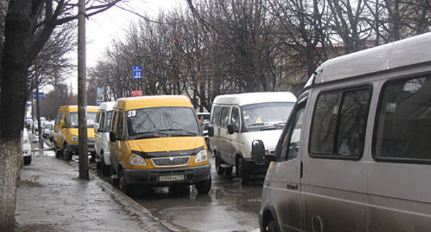 Владикавказ, маршрутные такси на улице Леонова. Фото "Кавказского Узла"