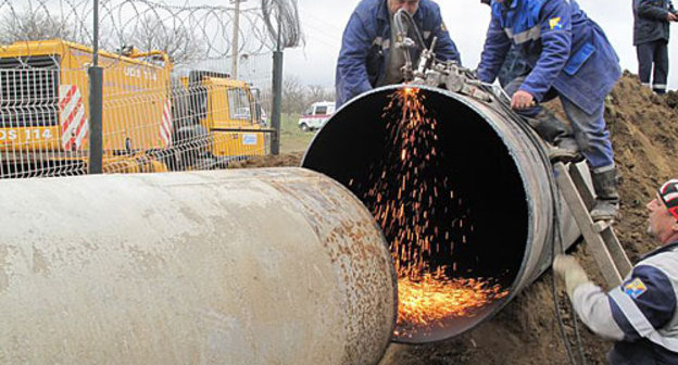 Ремонтные работы на месте подрыва газопровода"Моздок-Казимагомед" в Дербентском районе Дагестана, 13 января 2010 г. Фото пресс-службы МЧС Дагестана