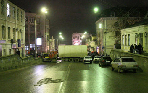 Дагестан, Махачкала, улица Дахадаева, перекрытая силовиками, 13 января 2010 г. Автор фото Руслан Алибеков/NewsTeam