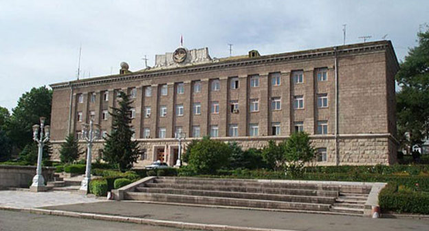 Нагорный-Карабах, Степанакерт. Здание правительства на центральной площади. Фото с сайта http://ru.wikipedia.org