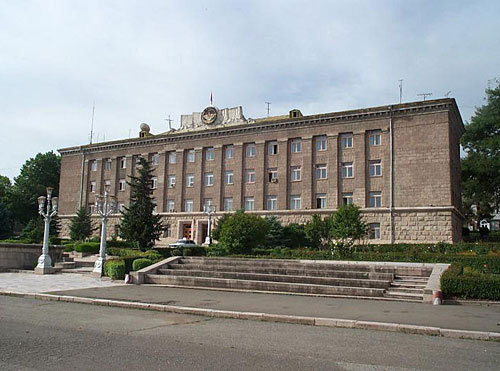 Нагорный-Карабах, Степанакерт. Здание правительства на центральной площади. Фото с сайта http://ru.wikipedia.org