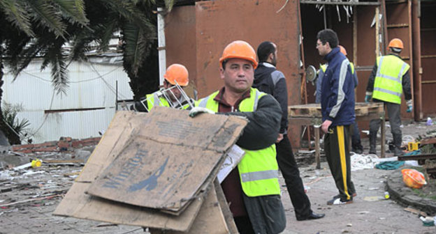 Снос торговых ларьков на ярмарке "Универмаг". Сочи, 16 января 2010 года. Фото "Кавказского Узла"