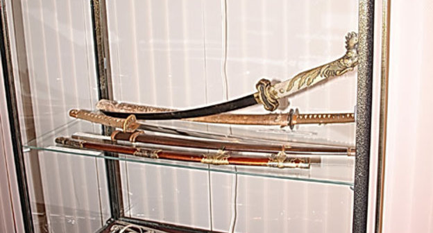 Японские трофейные мечи, пикельхаубе (немецкий шлем), румынские парадные сабли конца 19 века. Владикавказ, Национальный музей РСО, 16 января 2010 года. Фото "Кавказского Узла"