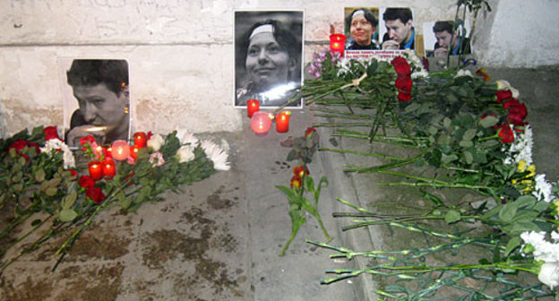 Возложение цветов к месту гибели Станислава Маркелова и Анастасии Бабуровой. Москва, ул.Пречистенка, дом 1, 19 января 2010 года. Фото "Кавказского Узла"