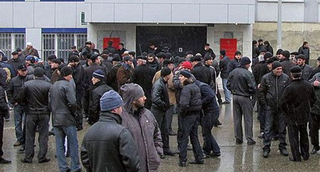 Пикет в Махачкале. Фото с сайта www.kommersant.ru