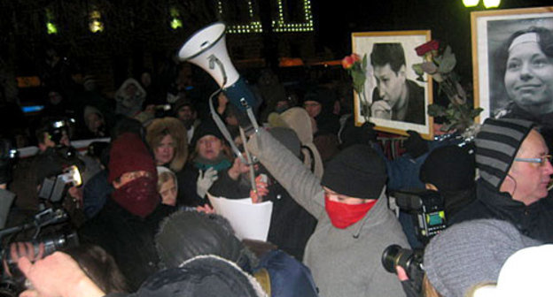 Москва, Чистопрудный бульвар. Попытка организаторов пикета зачитать речь, посвященную годовщине гибели Станислава Маркелова и Анастасии Бабуровой. 19 января 2010 года. Фото "Кавказского Узла" Москва, Чистопрудный бульвар. Попытка организаторов пикета зачитать речь, посвященную годовщине гибели Станислава Маркелова и Анастасии Бабуровой. 19 января 2010 года. Фото "Кавказского Узла"