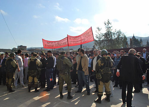 Митинг жителей Дербента в день выборов главы города, 11 октября 2009 г. Фото "Кавказского Узла"
