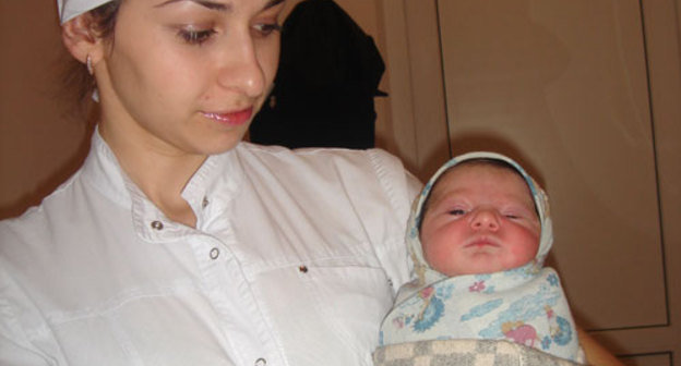 Ксюша и медсестра Алиса Бечвая. Сухумский роддом, 19 января 2010 г. Фото "Кавказского Узла"