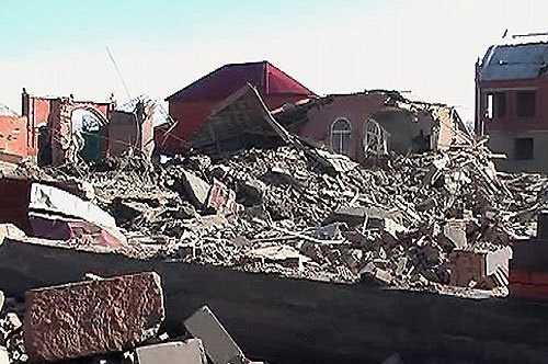 Взрыв разрушил четыре дома в Назрани во время спецоперации. Фото с сайта www.kommersant.ru