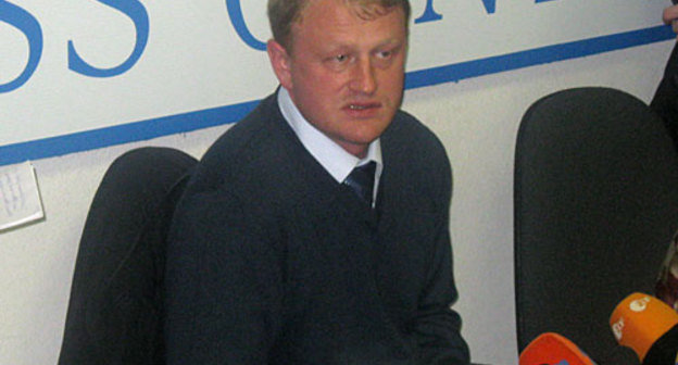 Встреча Алексея Дымовского, старшего оперуполномоченного оперативно розыскной части по линии уголовного розыска УВД по городу Новороссийску, с журналистами. Пресс-конференция в Москве, Независимый пресс-центр, 10 ноября 2009 года. Фото "Кавказского Узла"