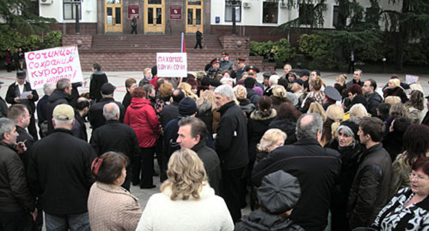 Пикет предпринимателей Сочи возле городской администрации, 22 января 2010 года. Фото "Кавказского Узла" Пикет предпринимателей Сочи возле городской администрации, 22 января 2010 года. Фото "Кавказского Узла"