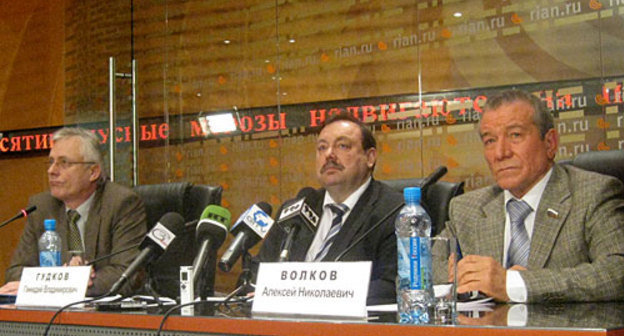 Генерал-майор милиции в отставке Алексей Волков (справа). Конференция по реформированию МВД. Москва, 19 января 2010 года. Фото "Кавказского Узла"