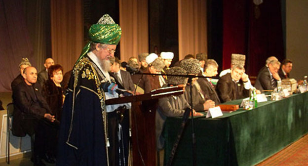 Праздничное собрание, посвященное 20-летию образования ДУМ. Глава ЦДУМ России Талгат Таджуддин. Карачаево-Черкесия, Черкесск, драмтеатр. Фото "Кавказского Узла"