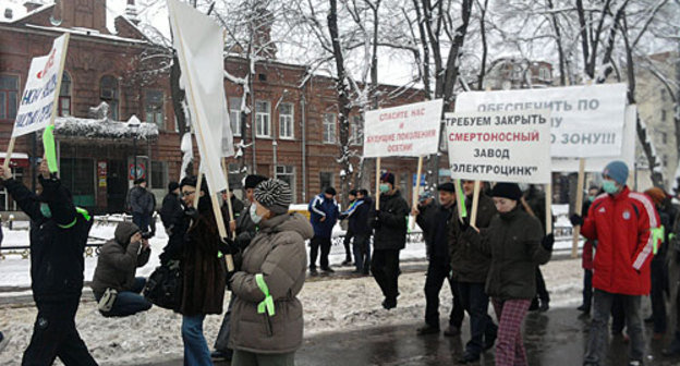 Акция с требованием закрыть завод "Электроцинк". Владикавказ, 23 января 2010 года. Фото "Кавказского Узла"