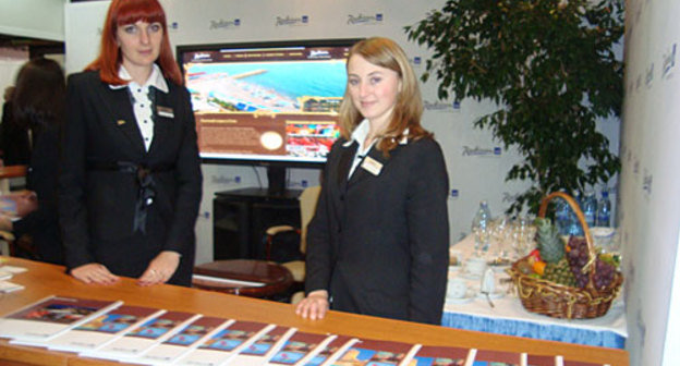 Стенд отеля «Radisson –Лазурная» на Красной Поляне. 16-я международная туристическая выставка «Курорты и  туризм», Сочи. Фото "Кавказского Узла"