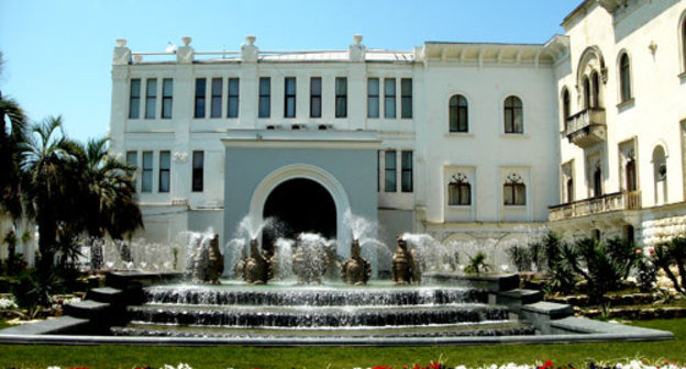 Фонтан на набережной на площади перед Абхазским государственным драматическим театром. Сухум, июнь 2009 года. Фото "Кавказского Узла"