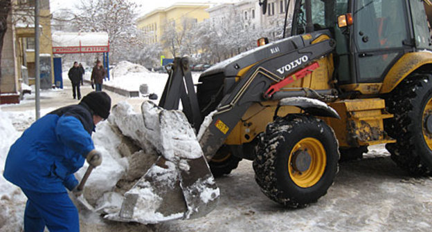 Уборка снега в Волгограде, 26 января 2010 года. Фото "Кавказского Узла"