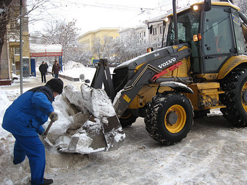 Уборка снега в Волгограде, 26 января 2010 года. Фото "Кавказского Узла"