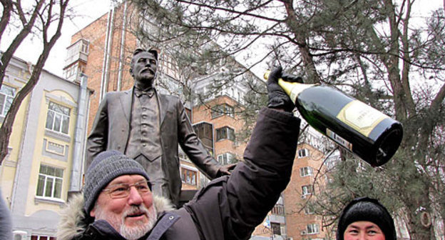 Автор памяника Чехову в Ростове-на-Дону Анатолий Скнарин, 28 января 2010 года. Фото "Кавказского Узла" Автор памяника Чехову в Ростове-на-Дону Анатолий Скнарин, 28 января 2010 года. Фото "Кавказского Узла"
