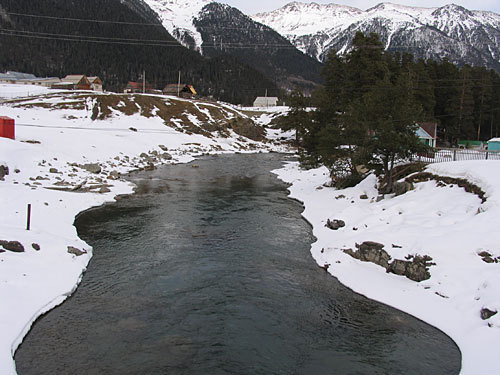 Карачаево-Черкесия, посёлок Архыз, река Большой Зеленчук. Фото "Кавказского Узла" Карачаево-Черкесия, посёлок Архыз, река Большой Зеленчук. Фото "Кавказского Узла"
