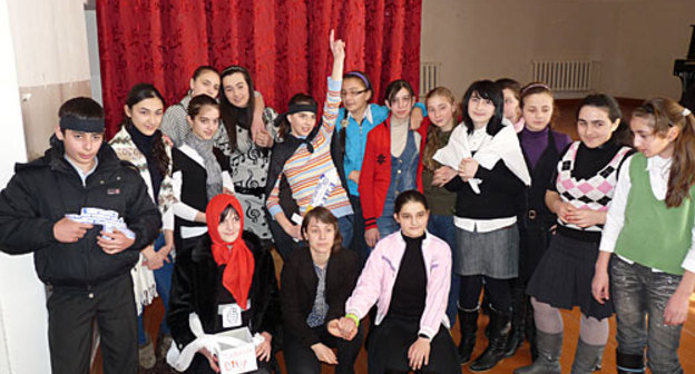 Северная Осетия, село Куртат. Во время творческой игры для ингушских и осетинских детей, которые посещают видеокружки в рамках проекта центра "Гражданское содействие". 27 января 2010 года. Фото "Кавказского Узла"