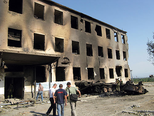 Южная Осетия, Цхинвал. Казарма миротворцев, 2008 год. Фото с сайта www.panoramio.com/photo/20211543 Южная Осетия, Цхинвал. Казарма миротворцев, 2008 год. Фото с сайта www.panoramio.com/photo/20211543